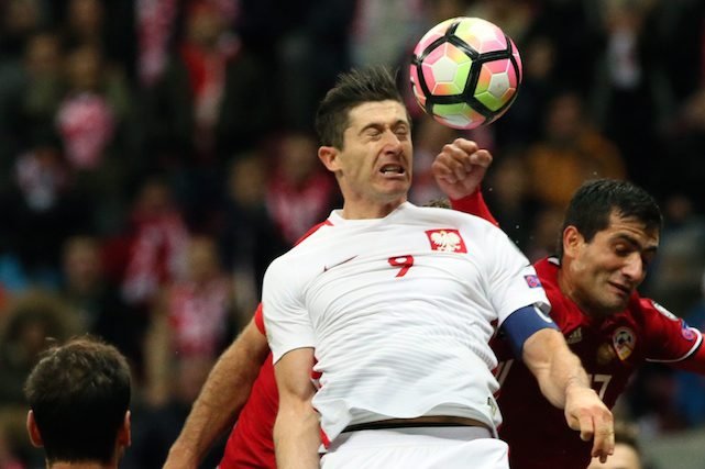 Robert Lewandowski podczas meczu eliminacyjnego do Mistrzostw Swiata.