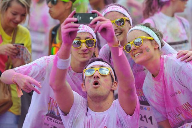 Uczestnicy ubiegłorocznego The Color Run w Paryżu.