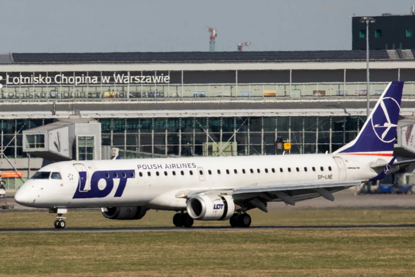 Zamknięto lotnisko Chopina w Warszawie z powodu podejrzenia bomby.