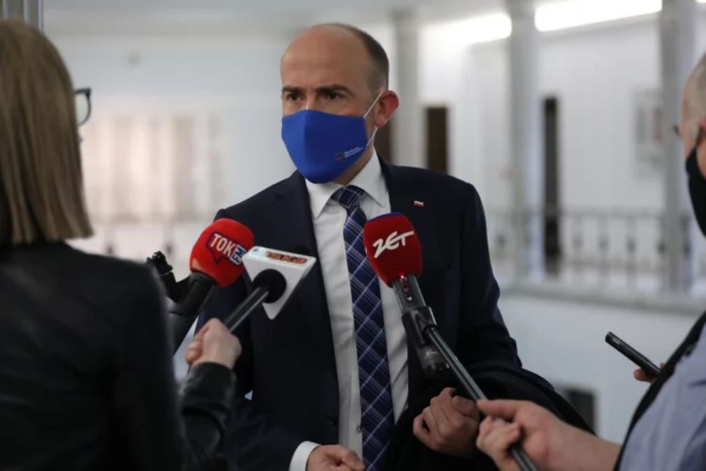 Borys Budka powiedział w środę podczas rozmowy z dziennikarzami w Sejmie, że jeśli nie zostaną uwzględnione poprawki przygotowane przez PO do Krajowego Planu Odbudowy, to może nie poprzeć ratyfikacji ws. unijnego Funduszu Odbudowy.