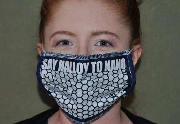 NanoMaseczka Halloy Nano: Można ją nosić przez ponad 2 miesiące. Wystarczy wyprać ją ręcznie raz na tydzień i nie trzeba się obawiać dotykania twarzy podczas jej użytkowania. Polskim badaczom udało się opracować wyjątkowy wynalazek. NanoMaseczka Halloy Nano: nowy wynalazek polskich naukowców, który niszczy wirusy przez 2 miesiące.