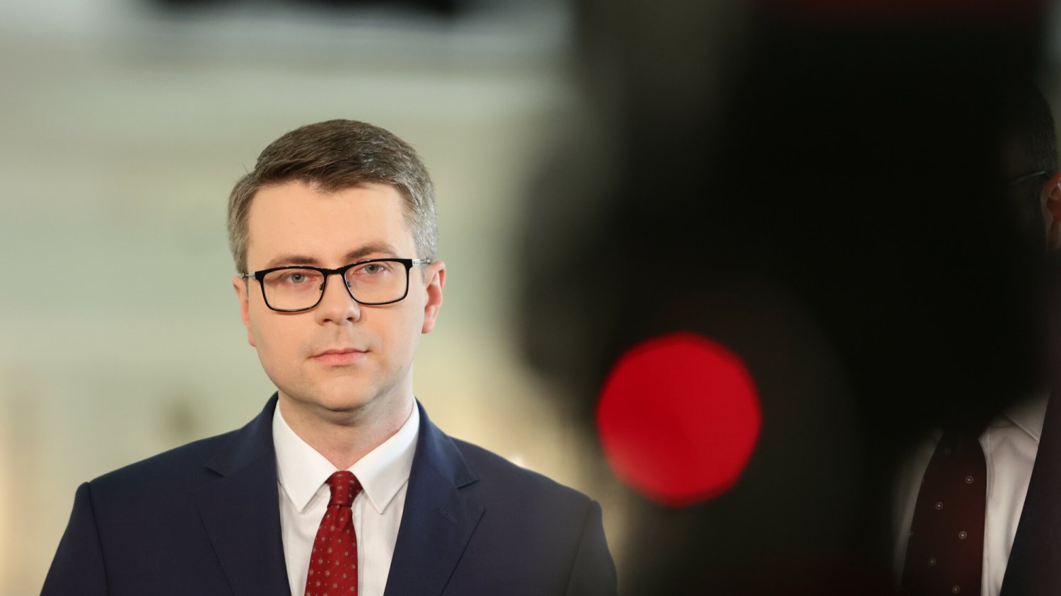 Piotr Mueller wymijająco o obecności Karola Nawrockiego na debacie.