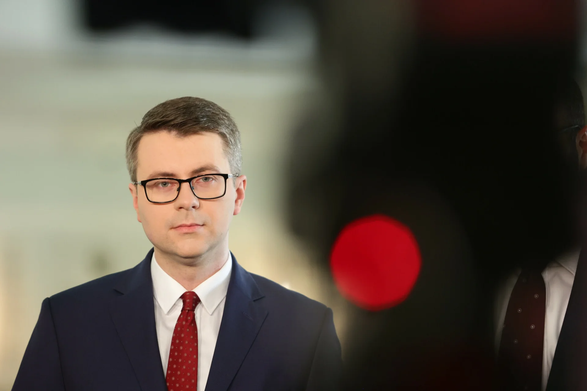 Piotr Mueller wymijająco o obecności Karola Nawrockiego na debacie.