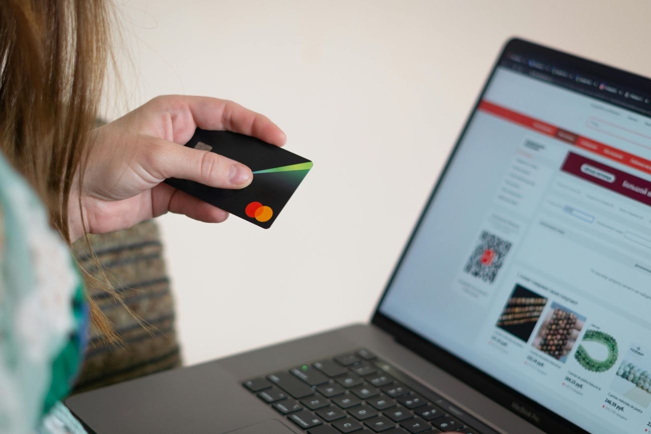 Bank od razu zgłosi taki przelew do skarbówki. Oto na co trzeba uważać Na to trzeba uważać, żeby skarbówka nie zajęła się naszymi przelewami