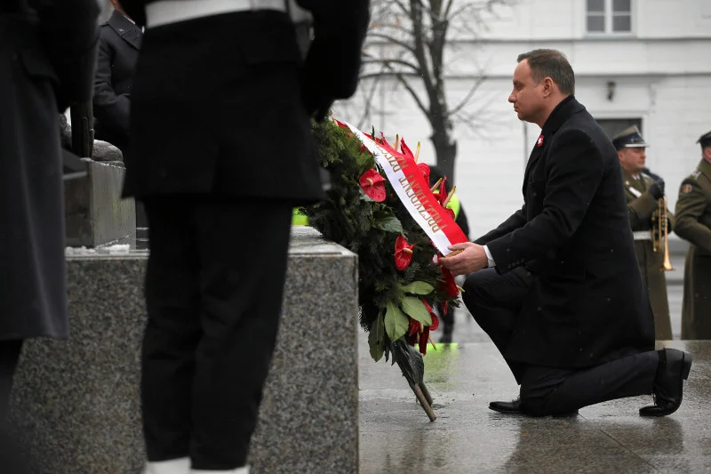 Prezydent Duda składa kwiaty pod pomnikiem Józefa Piłsudskiego.