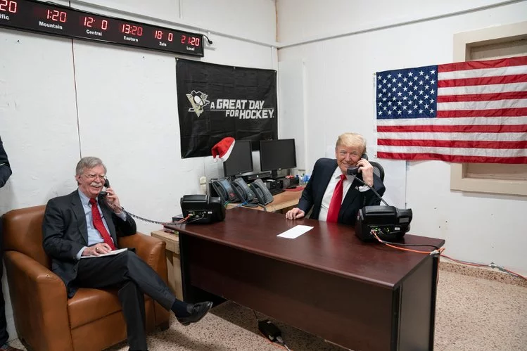 Administracja Donalda Trumpa chce zablokować książkę Johna Boltona, byłego doradca prezydenta USA. Na zdjęciu – obaj podczas rozmowy z premierem Iraku w 2018 roku.
