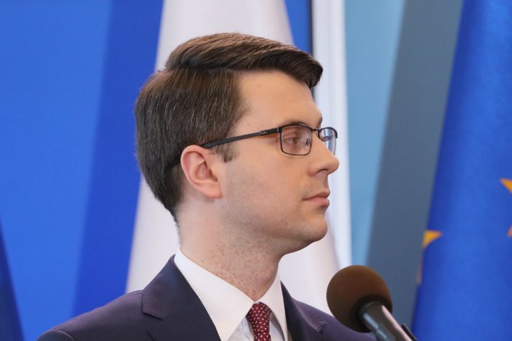 Rzecznik rządu zapowiedział otwarcie salonów fryzjerskich.