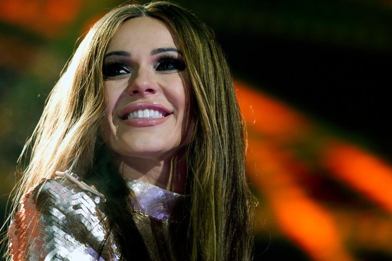 Doda bawiła się na balu charytatywnym z... "byłym mężem obecnej żony byłego męża". Tak przynajmniej donosi słynne portal plotkarski Pudelek.pl.