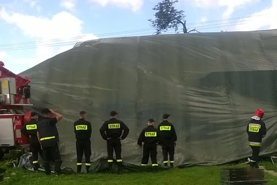 Strażacy zabezpieczyli dom folią, która już się porwała i przecieka.