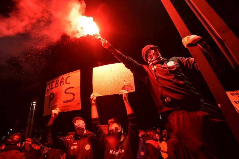 Tak wyglądały protesty we Wrocławiu, po których doszło do ataków na Strajk Kobiet. Kibice Śląska Wrocław stanowczo odcinają się od bojówkarzy.