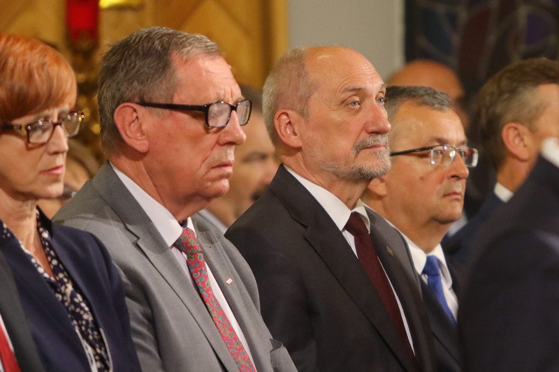 A jednak będzie rekonstrukcja? Dymisja ministra Andrzeja Adamczyka, według "Faktu", spodziewana jest w najbliższych dniach, następca jest już wytypowany.