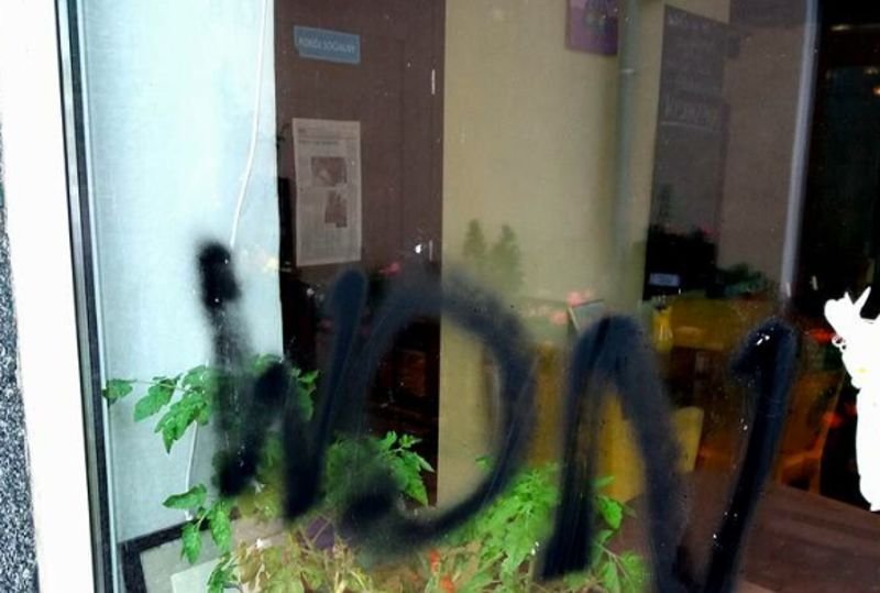 Witryna warszawskiej klubokawiarni "Życie jest fajne" została zdewastowana