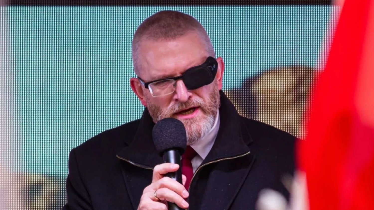 Nowy sondaż wyborczy i wielka zmiana za podium. Braun dostał cios znienacka Grzegorz Braun
