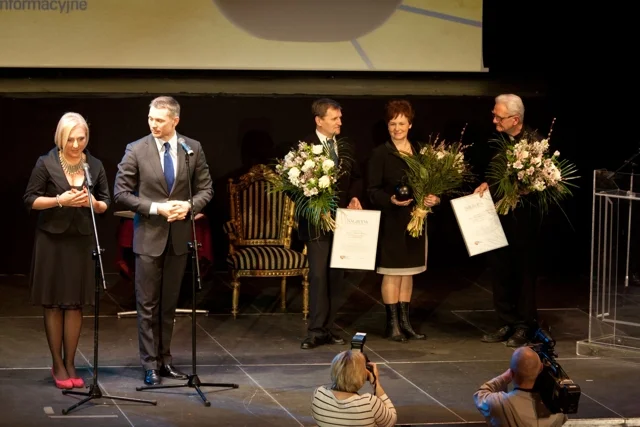 Danuta Wałęsa odbiera Nagrodę Radia Tok Fm