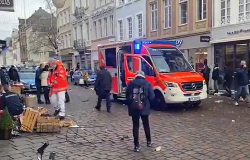 Niemcy: samochód wjechał w przechodniów w Trewirze.