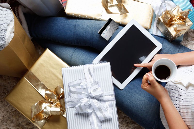 Pocztowcy przestrzegają, by nie zostawiać  zakupu prezentów w sieci na ostatnią chwilę.