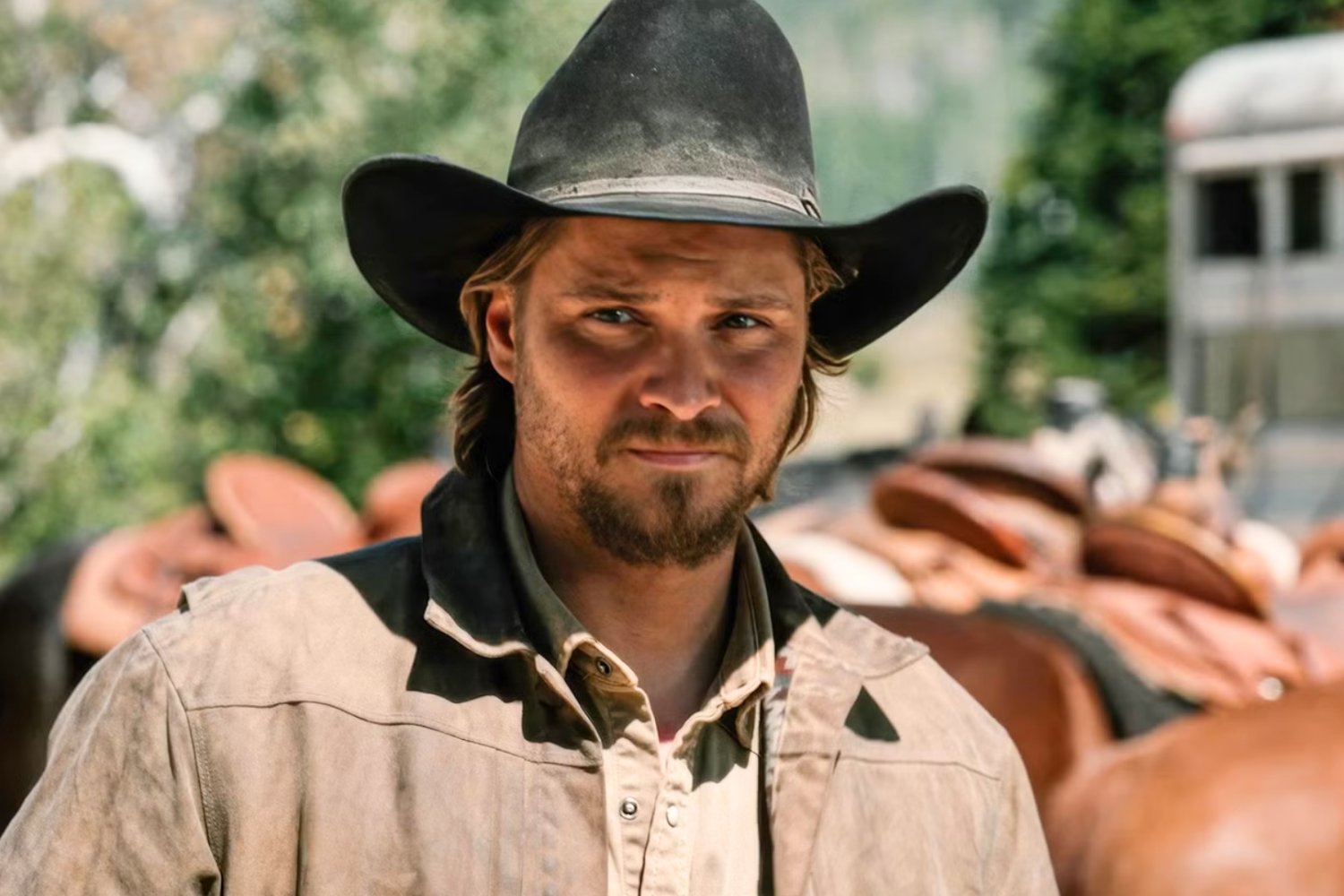 Luke Grimes jako Kayce Dutton w serialu "Marshals: historia z Yellowstone"