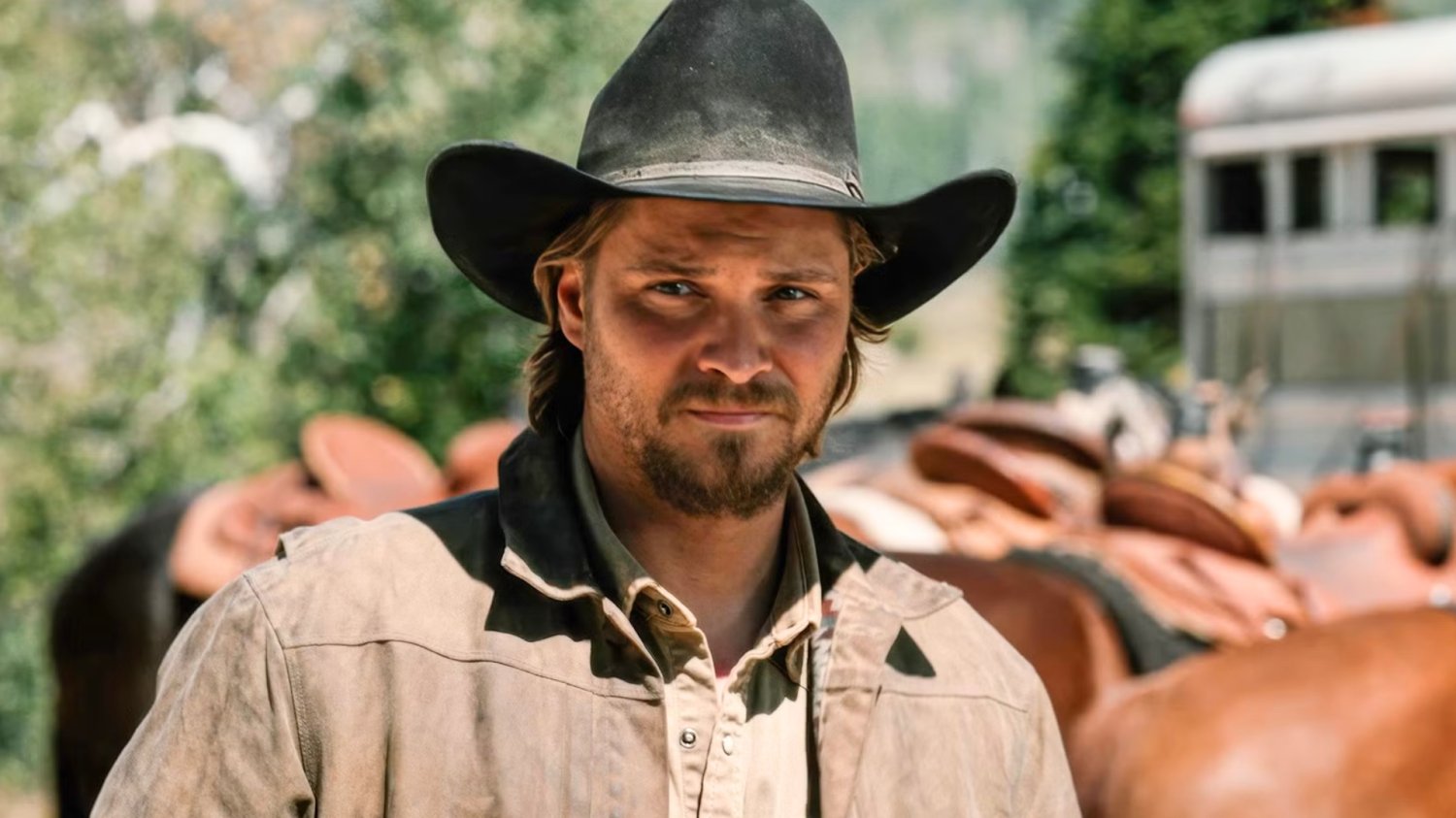 Luke Grimes jako Kayce Dutton w serialu "Marshals: historia z Yellowstone"