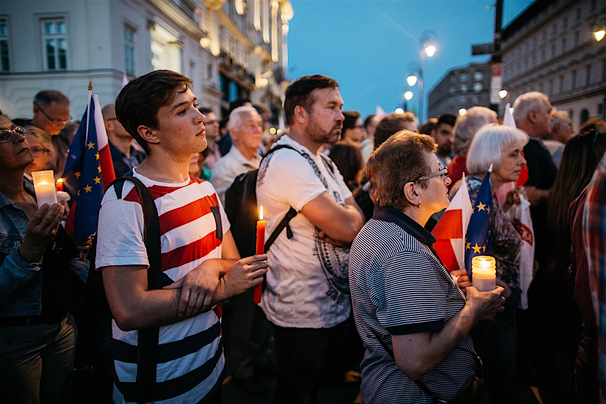 Tłum z białymi świecami na Krakowskim Przedmieściu. Warszawa, lipiec 2017