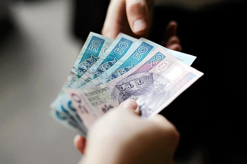 Radni powiatu tucholskiego zdecydowali o obniżeniu sobie diet o połowę.