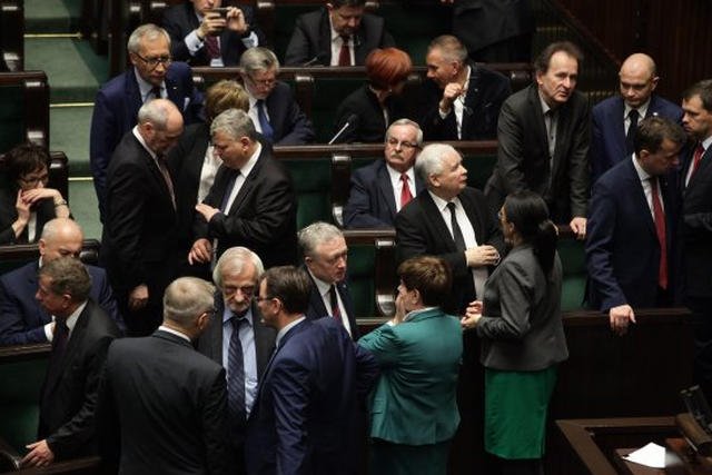 Wczoraj wieczorem posłowie głosowali nad przyjęciem 5 kandydatów na sędziów TK.