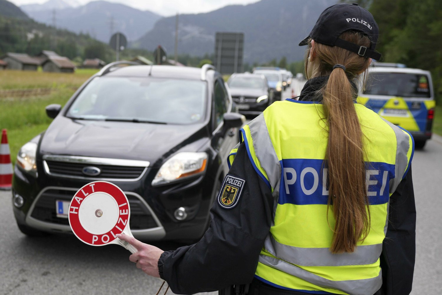 Polak utknął pod samochodem, z którego chciał ukraść katalizator.