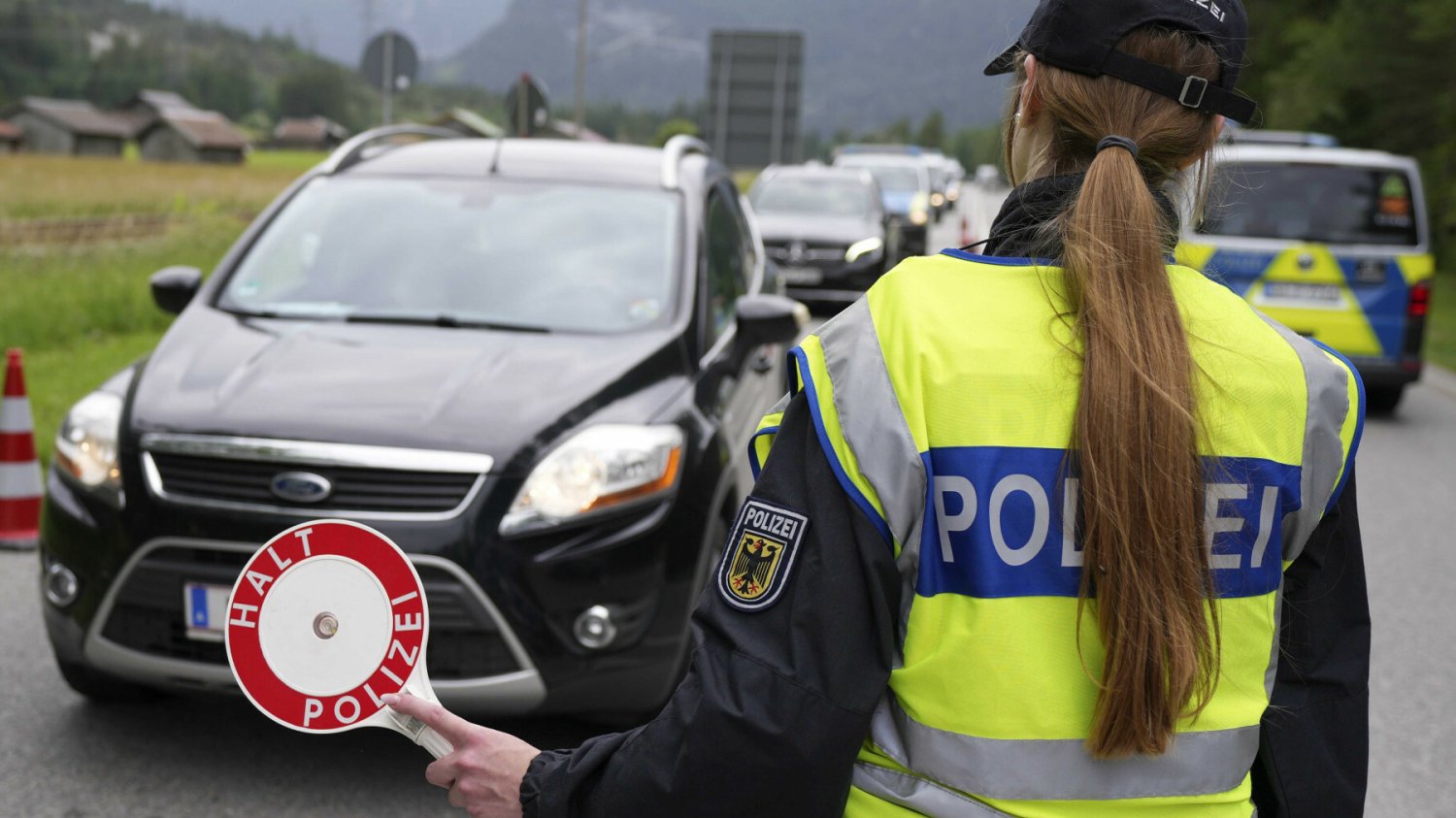 Polak utknął pod samochodem, z którego chciał ukraść katalizator.