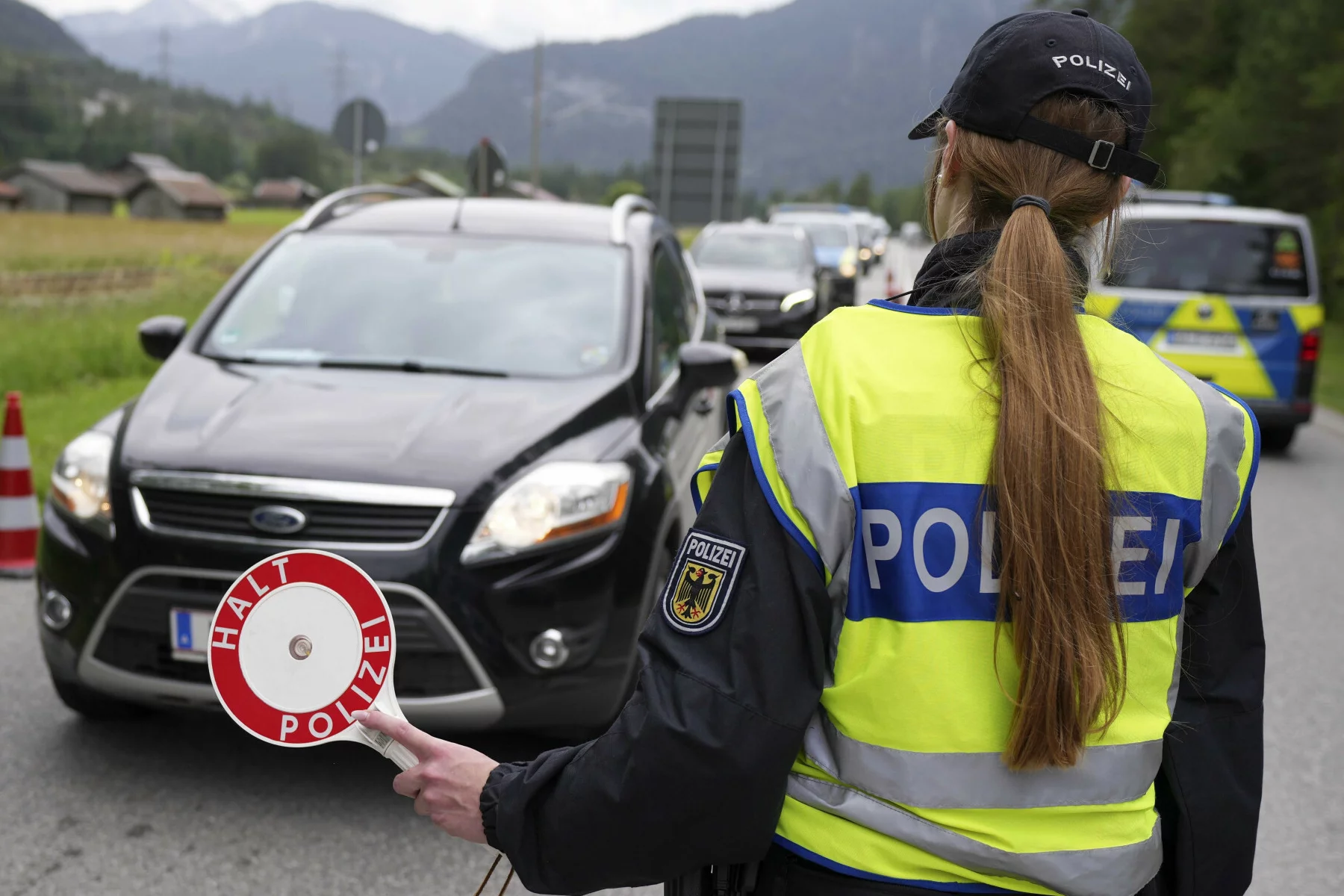 Polak utknął pod samochodem, z którego chciał ukraść katalizator.