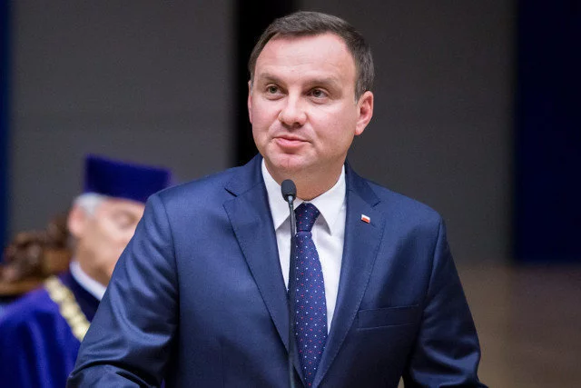 Andrzej Duda jest krytykowany przez swoją uczelnię. Obecnie polityk znajduje się na bezpłatnym urlopie.