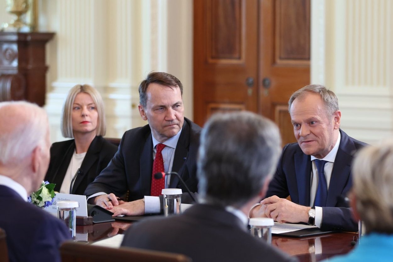 Tajemnicza kobieta u boku Sikorskiego w USA. Wiadomo, kim ona jest.