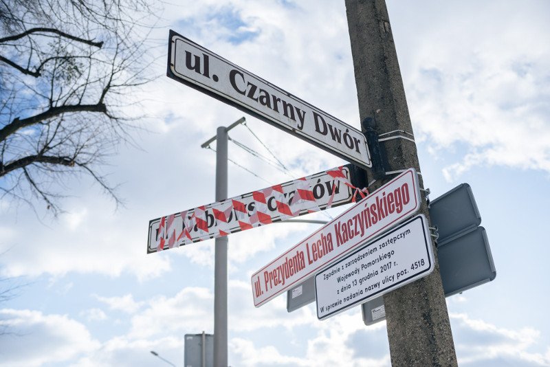 Tablica z nazwą ulicy już została zasłonięta.