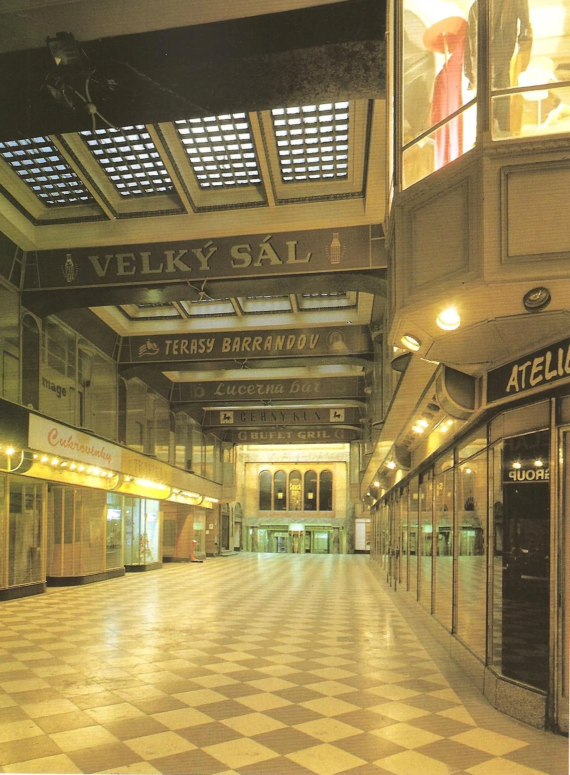 Pasaż Lucerna jeszcze bez "Wiszącego"...