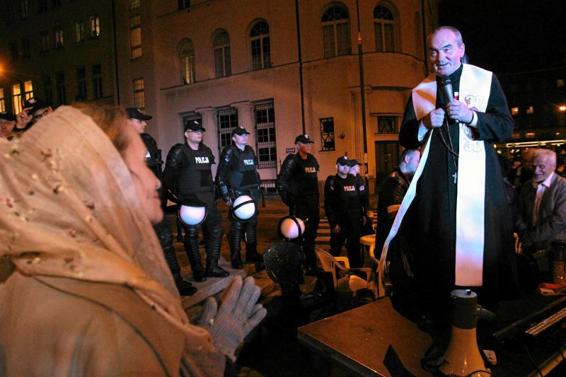 Ojciec Paweł Gużyński porównuje księdza Stanisława Małkowskiego, który odprawiał egzorcyzmy na Krakowskim Przedmieściu, do Antoniego Macierewicza