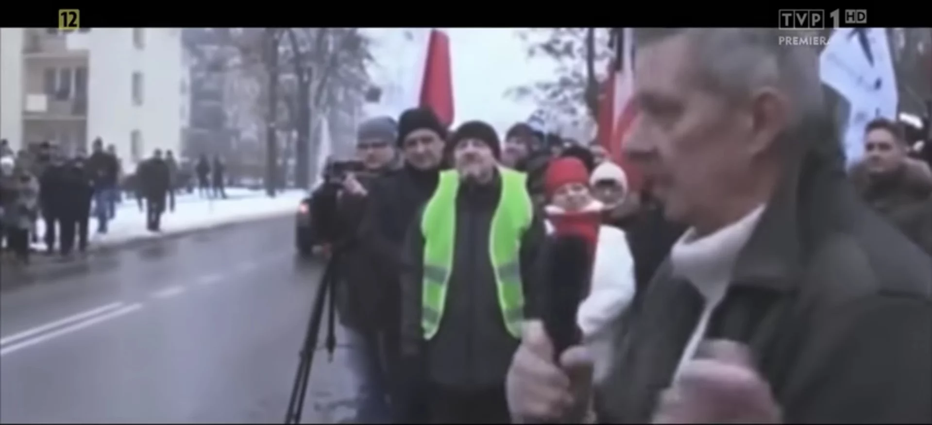 Według internauty na tym kadrze brakuje podpisu zdjęć