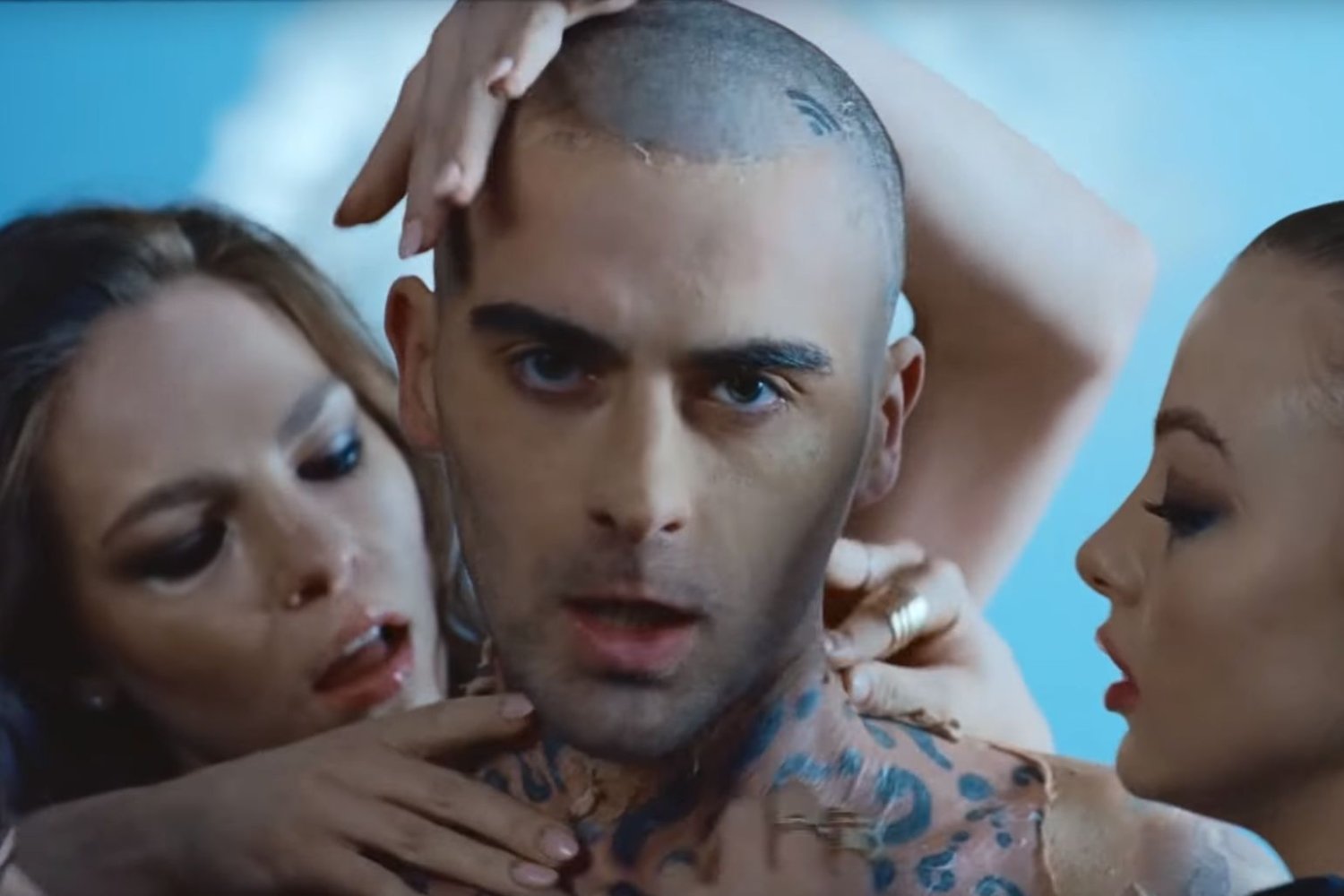 Que wypuścił nowy teledysk do piosenki SZUBIENICAPESTYCYDYBROŃ