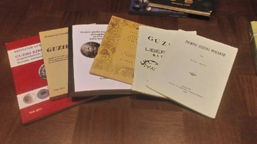 Książki na temat guzików - nie ma ich dużo, ale u pana Roberta znajdziemy kolekcję takich publikacji, a w niejednej miał swój udział.