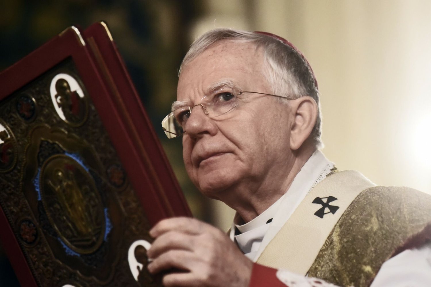 Nieoficjalnie: przesłuchano abp. Jędraszewskiego w związku ze sprawą molestowania umierającej pacjentki przez księdza.