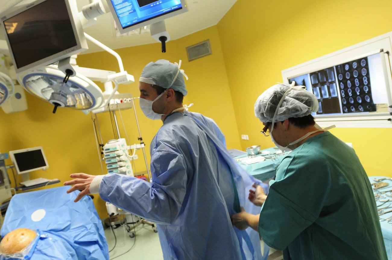 Związek lekarzy od lat postuluje pracę lekarzy w jednym miejscu za odpowiednie wynagrodzenie. Prezes PiS również widzi takie rozwiązanie