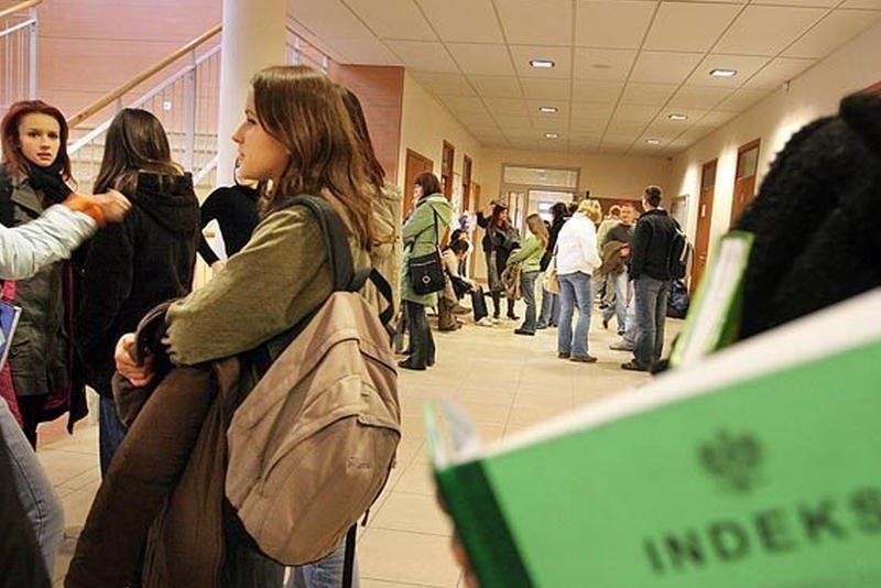 Polskie uczelnie walczą o... czeskich studentów, a szkoły policealne rozdają laptopy i pieniądze