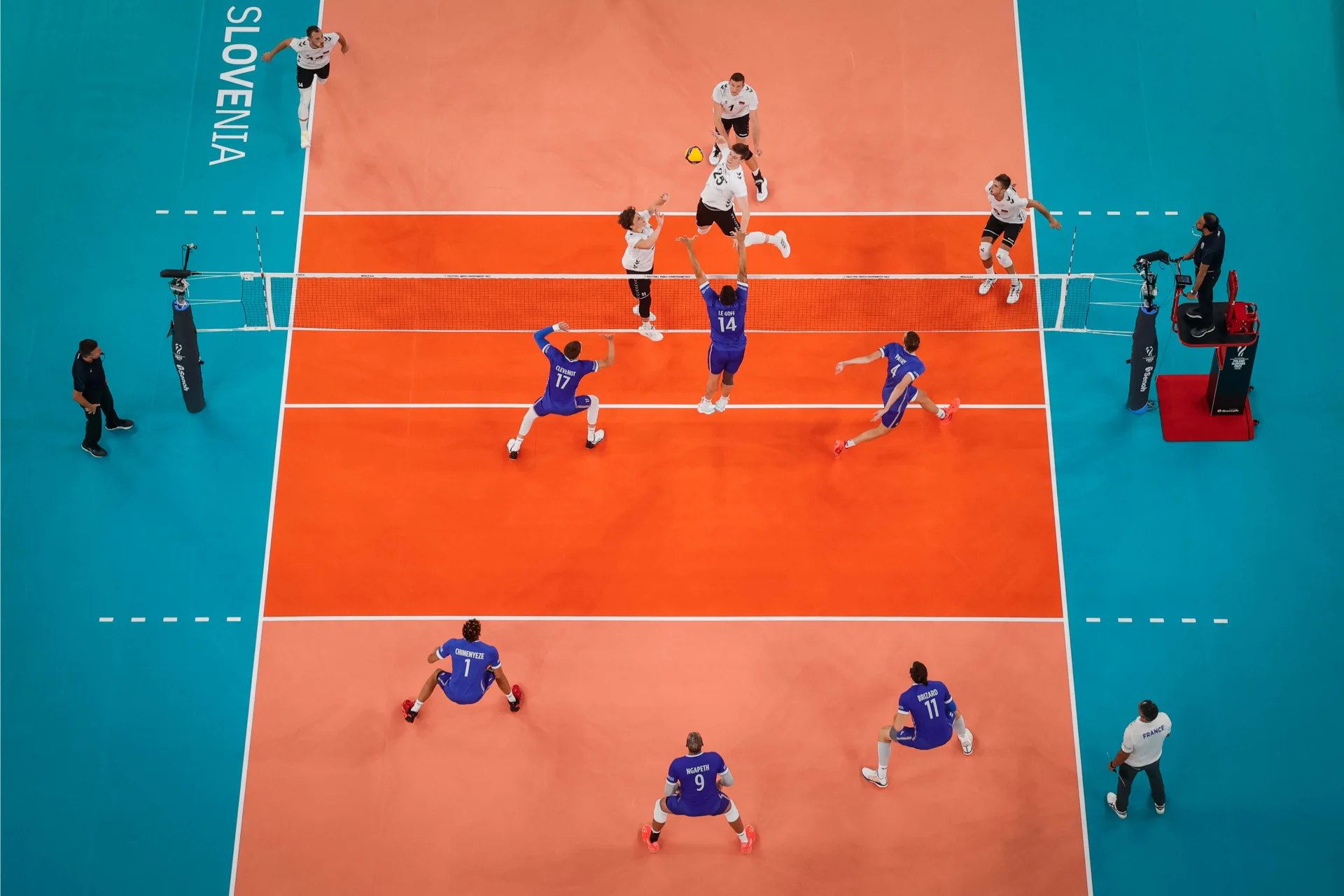 Mistrzowie olimpijscy znakomicie rozpoczęli MŚ. Wielki rywal Polaków wygrał