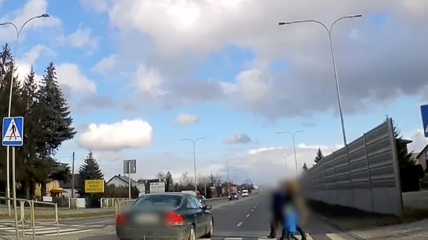 Kierowa wjechał na przejście dla pieszych, kiedy były na nim m.in. dzieci.