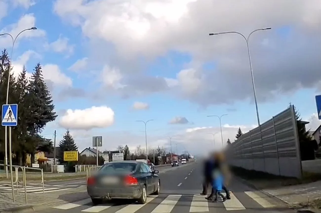Kierowa wjechał na przejście dla pieszych, kiedy były na nim m.in. dzieci.