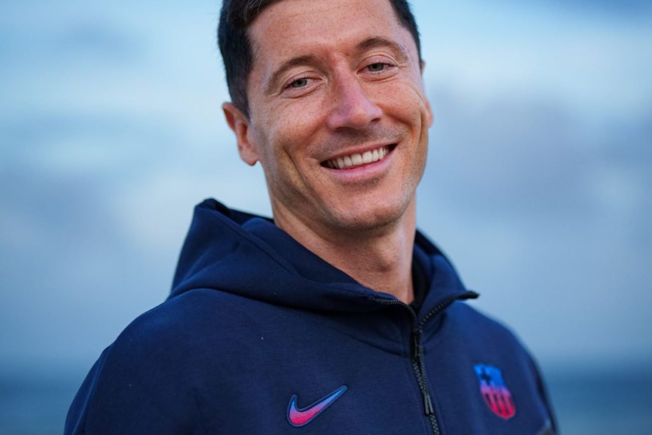 Robert Lewandowski oficjalnie podpisał umowę z FC Barcelona. Robert Lewandowski w barwach FC Barcelona.