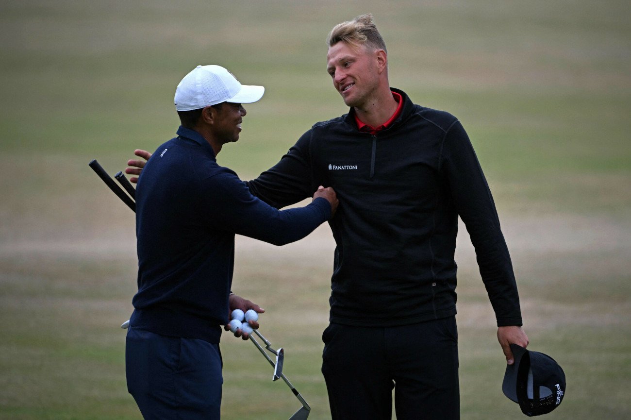 Adrian Meronk razem z Tigerem Woodsem podczas sesji treningowej przed wielkoszlemowym The Open.