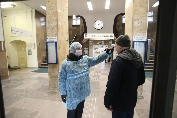 Teraz koronawirusem można zakazić się już nie tylko od osób, które były za granicą.