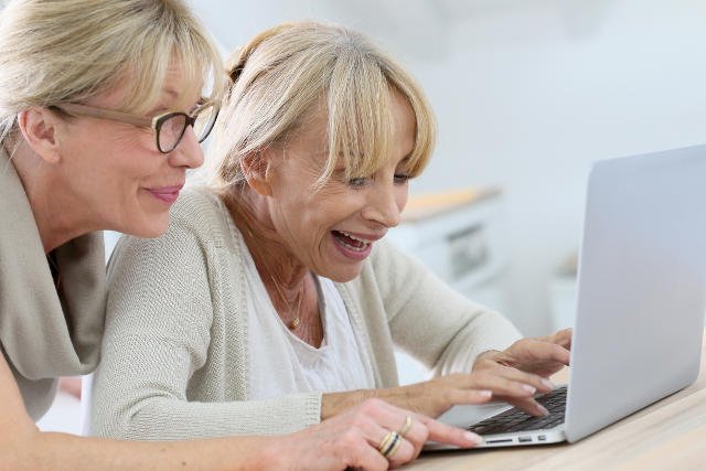 "Enter, enter, enter, ach to ty!". Grażyna i Krystyna na nieszczęście swoich dzieci i wnucząt założyły Facebooka.