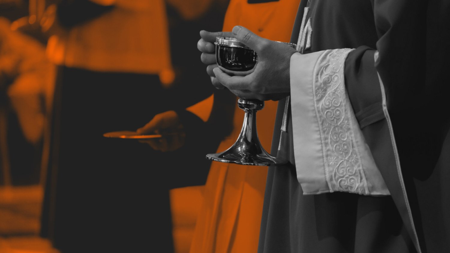 Zbrodnia w Lasopolu wstrząsnęła Polską. Ksiądz Mirosław M. przyznał, że zaatakował siekierą mężczyznę w kryzysie bezdomności, a potem go podpalił (grafika ilustracyjna). Ksiądz w sutannie trzymający kielich mszalny.