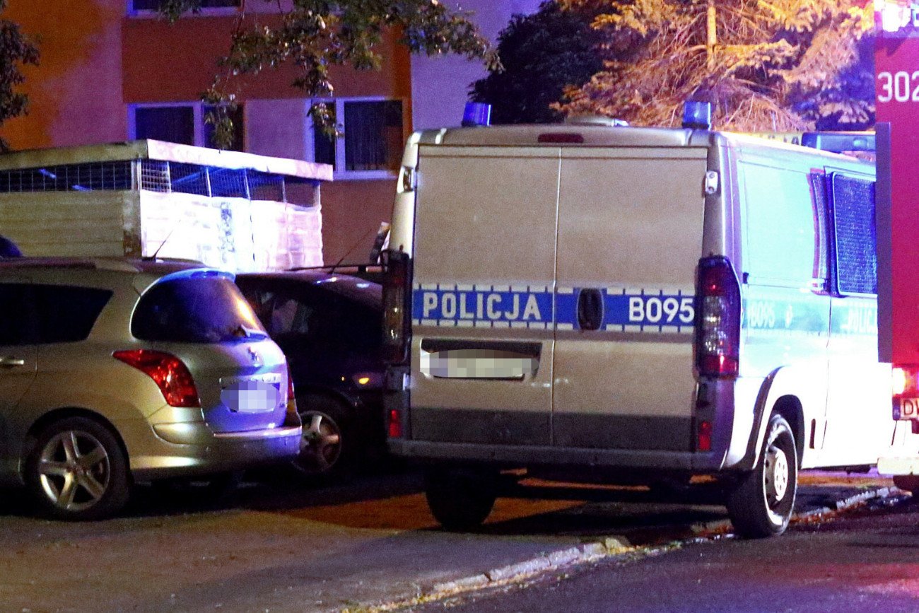 policja przy wiacie śmietnikowej