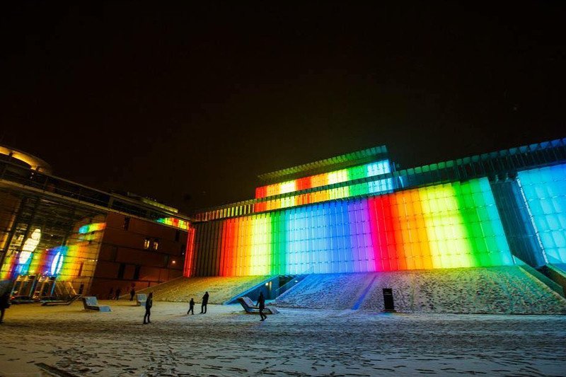 Prawica znalazła nową tęczę! Tym razem w oczy kole... test kolorów na Centrum Spotkań Kultur. "Promocja homoseksualizmu"