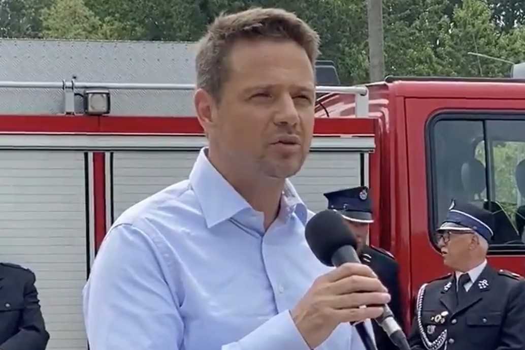 Rafał Trzaskowski odpowiedział po francusku na pytanie dziennikarza AFP. Rafał Trzaskowski odpowiada po francusku w Sorkwitach zapytany przez dziennikarza Agence France Presse.